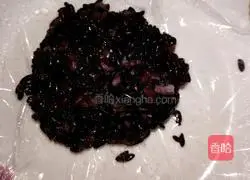 Illustration of how to make shrimp and black rice balls 6