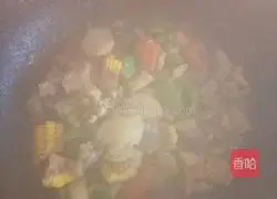 Illustration of how to make three-color flower rolls with braised vegetables 12