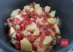 Illustration of how to cook potato and sausage braised rice 6