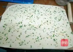 Illustration of how to make scallion rolls 9