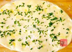 Illustration of how to make scallion rolls 7