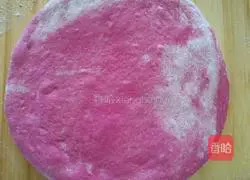 Illustration of how to make two-color linseed pink flower rolls 6