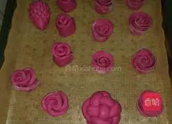 Illustration of how to make dragon fruit and rose rolls 8