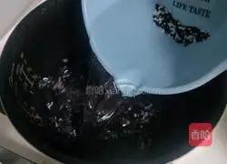 Illustration of how to make fragrant and glutinous purple rice porridge 4