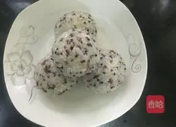 Illustration of how to make quinoa rice balls 13