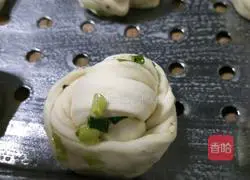 Illustration of how to make scallion and salt and pepper rolls 4