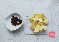 Illustration of how to make apple and longan rice porridge 3