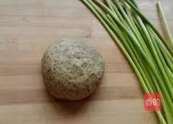 Illustration of how to make fried steamed buns with garlic sprouts 2