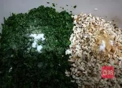 Illustration of how to make shepherd’s purse dried spring rolls 2