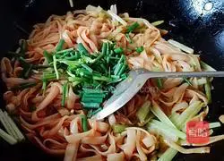 Illustration of how to make fried rice noodles with celery 7