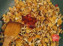 Illustration of how to make fried dried tofu (the kind of dried tofu in spicy rice noodles) 8