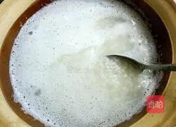 Illustration of making mushroom and chicken claypot rice 12