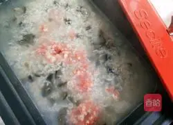 Illustration of how to make preserved egg and lean meat porridge 10