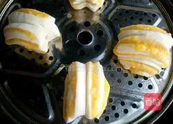 Illustration of how to make coconut milk-flavored flower rolls 15