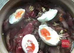 Bacon, sausages, barbecued pork, and salted egg pot Illustration of how to make rice noodles 3