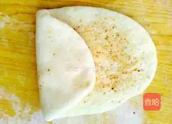 Illustration of how to make salt and pepper shell flower rolls 14