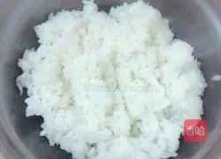 Illustration of how to make triangular rice balls 2