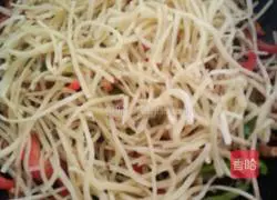 Illustration of how to make shredded pork pancakes 9