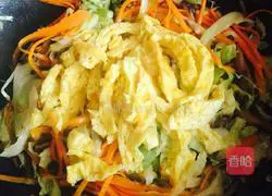 Illustration of how to make fried rice noodles with eggs 5