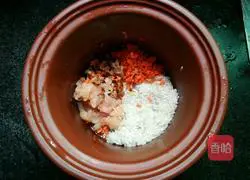 Illustration of how to make mushroom, carrot and chicken porridge 3