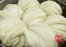 Illustration of how to make the flower roll 17