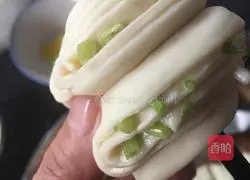 Illustration of how to make scallion rolls 12