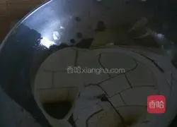 Illustration of how to braise noodles in iron pot 2