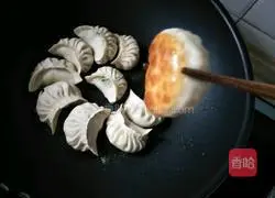 Illustration of how to make pot sticker dumplings 13