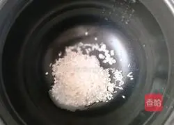 Illustration of how to make preserved egg and lean meat porridge 2