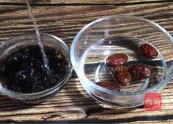 Illustration of how to make mulberry and millet porridge 1