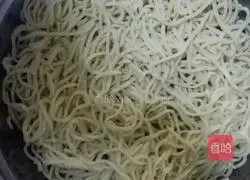 Illustration of how to make braised potato and beans noodles 4