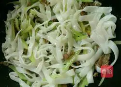 Illustration of how to make fried rice noodles with lettuce and beef 7