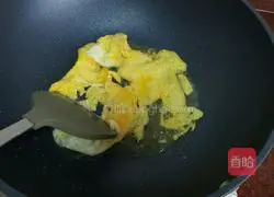 Illustration of how to make fried rice noodles with eggs and silver sprouts 3