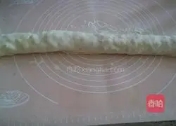 Illustration of how to make chives and salt and pepper rolls 8