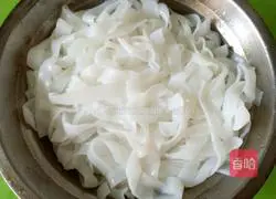 Illustration of how to make dry fried rice noodles 1
