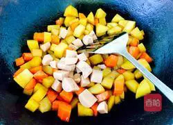 Illustration of how to make braised rice with carrots, potatoes and sausages 6