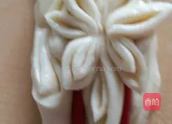 Illustration of how to make handmade flower rolls 8
