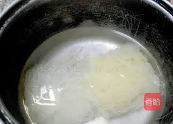 Illustration of how to make fried rice noodles with eggs 2