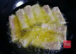 Illustration of how to make meat-filled spring rolls 14