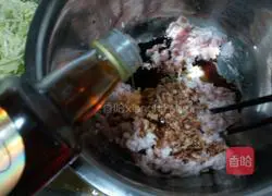 Illustration of how to make pork and zucchini pot stickers 4