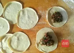 Illustration of how to make fresh meat pot stickers 7