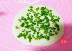 Illustration of how to make fresh onion rolls 11