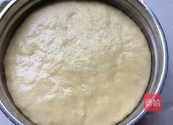 Illustration of how to make wolfberry cornmeal cake 7