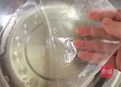 Illustration of how to make Vietnamese rice paper spring rolls 9