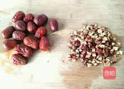 Illustration of how to make cornmeal and red date hair cake 1