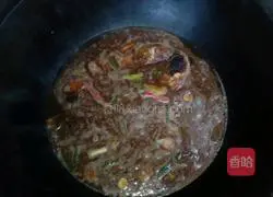 Illustration of how to cook large iron pot stickers and stuffed fish?