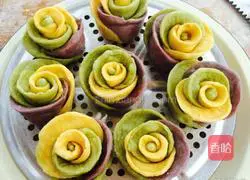 Illustration of how to make colorful rose rolls 15