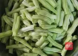 Illustration of how to make braised beans and noodles 2