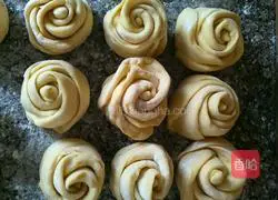 Illustration of how to make pumpkin rose rolls 5