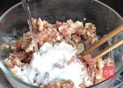 Illustration of how to make local vegetable spring rolls 2